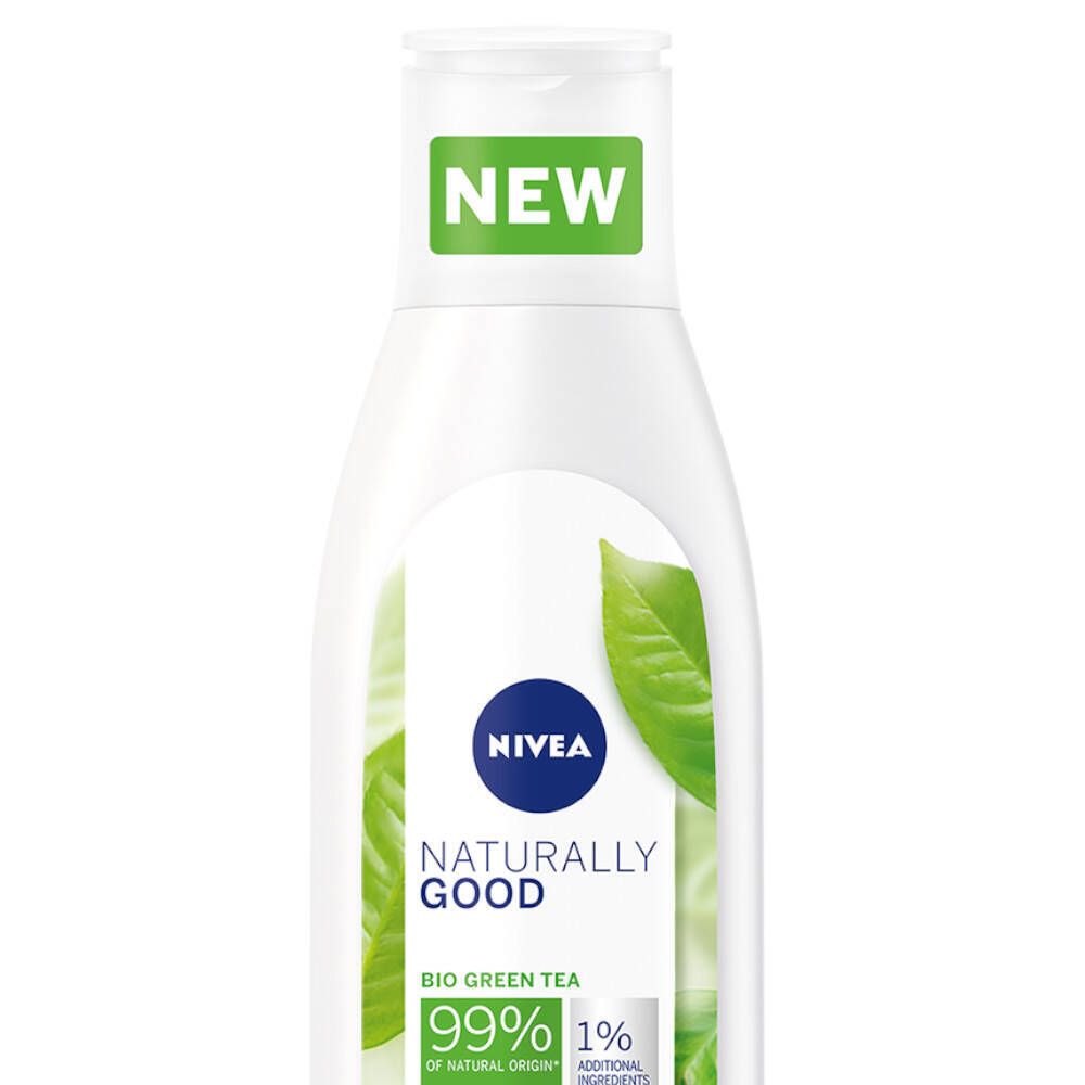 Nahaufnahme der Flasche. Aufschrift: NIVEA, Naturally Good, Bio Green Tea. Mit grünen Blättern und dem Hinweis 99% natürlichen Ursprungs.