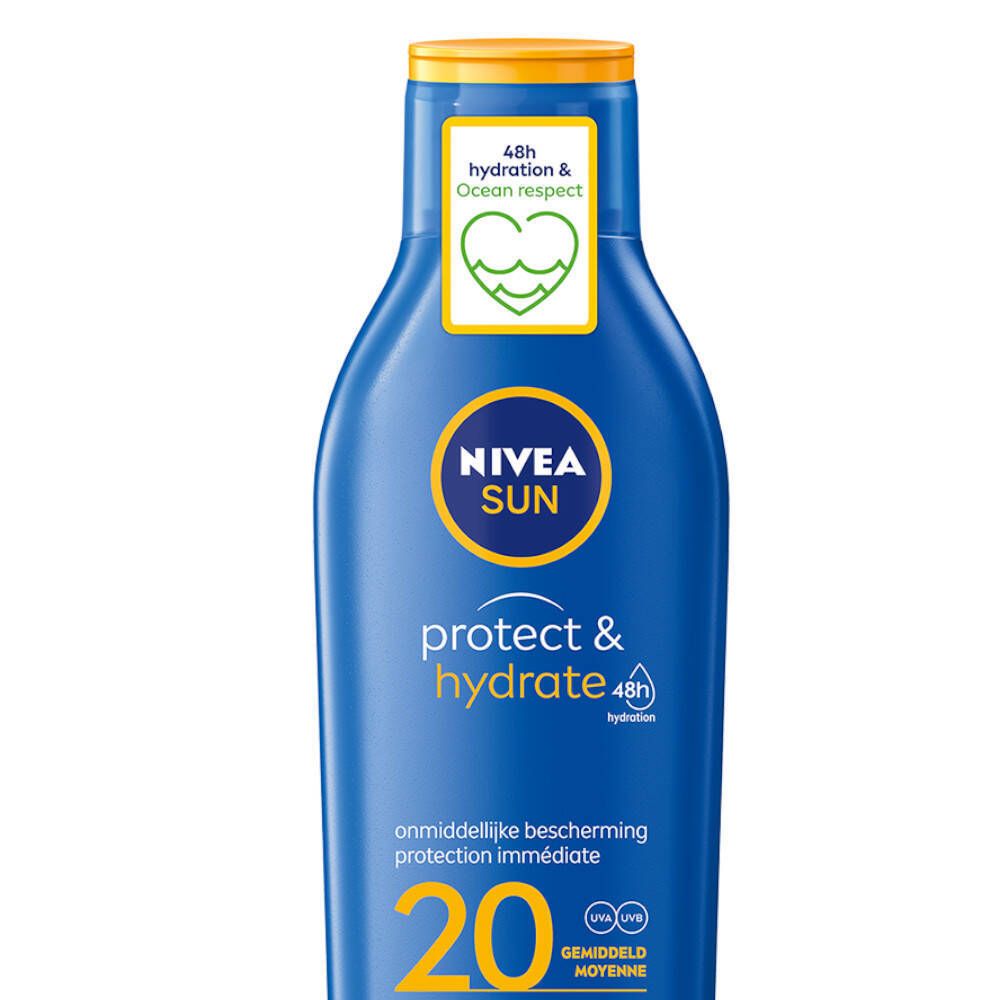Nahaufnahme der blauen Flasche NIVEA Sun Sonnenspray LSF 20. Gelber Deckel. Text: Protect & Hydrate, 48h Hydration.