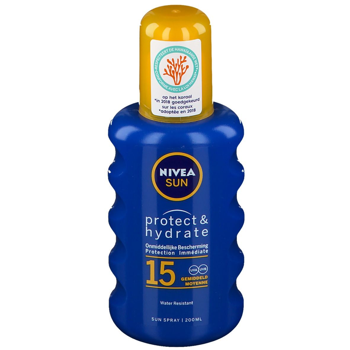 Blauwe sprayfles met gele dop. Opschrift: NIVEA SUN protect & hydrate 15. Waterbestendig. Koraal-logo.