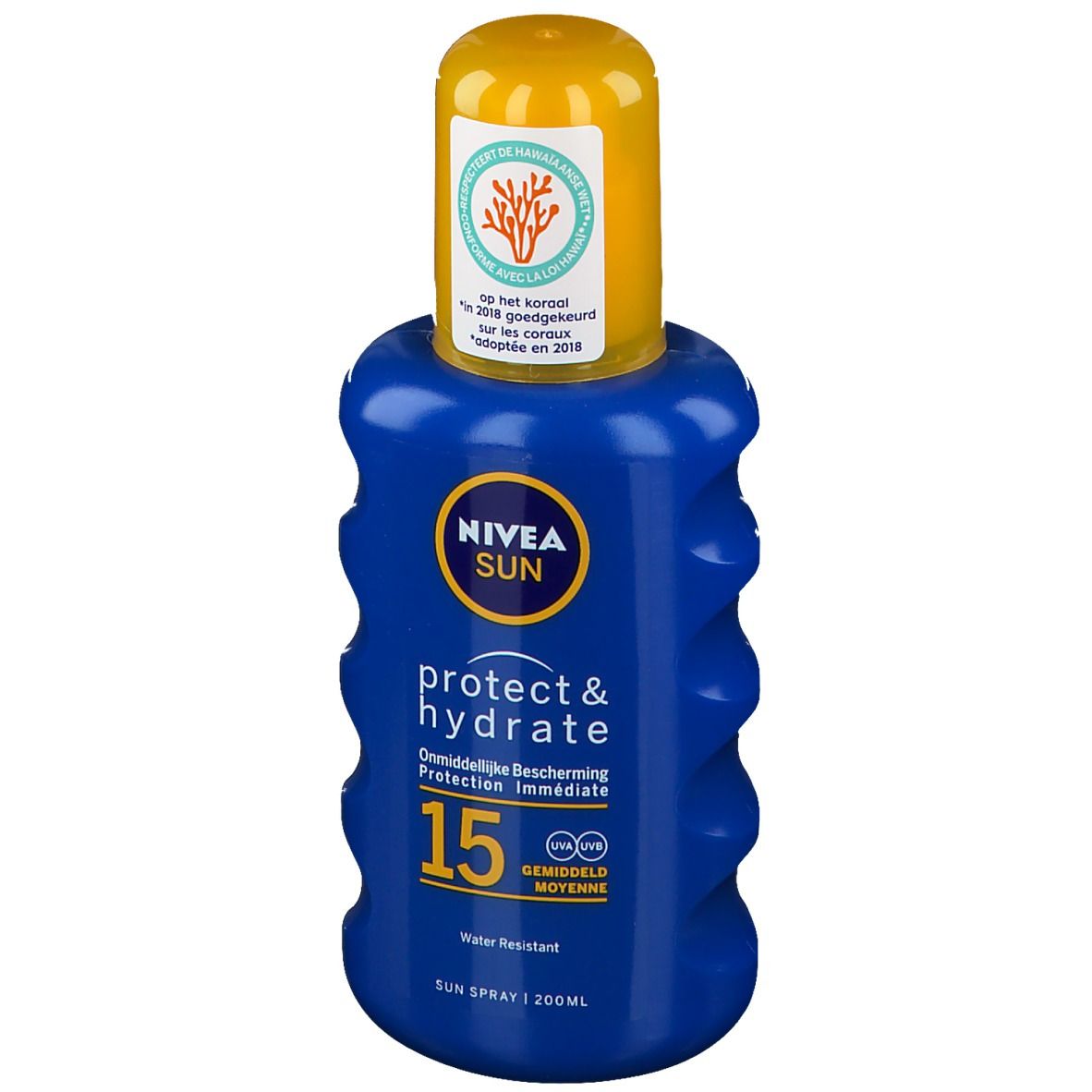 Blauwe sprayfles met gele dop. Opschrift: NIVEA SUN protect & hydrate 15. Waterbestendig. Koraal-logo.