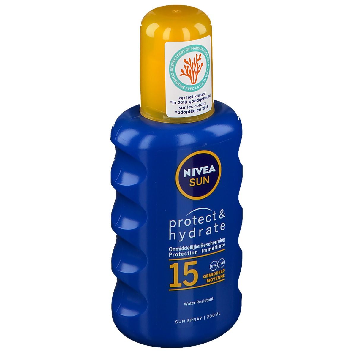 Blauwe sprayfles met gele dop. Opschrift: NIVEA SUN protect & hydrate 15. Waterbestendig. Koraal-logo.