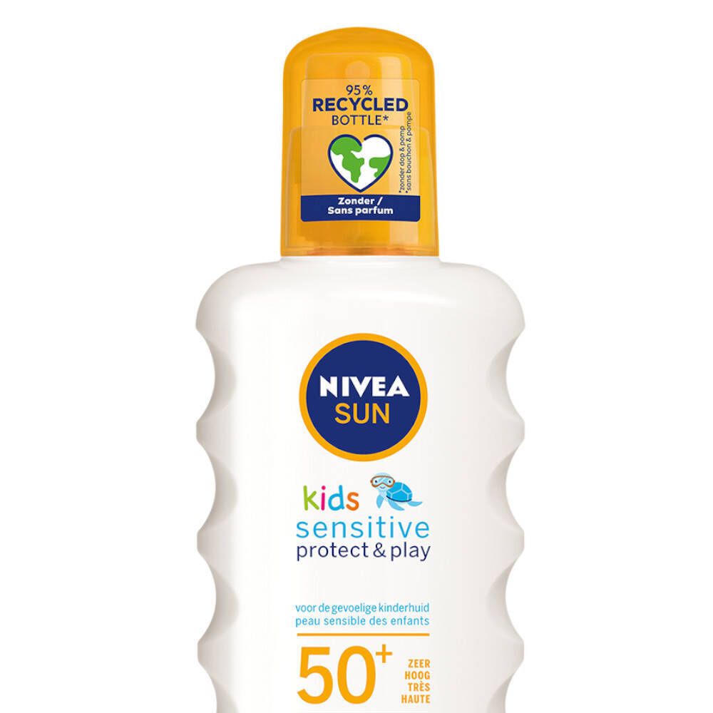 Gros plan sur le flacon NIVEA SUN Kids Sensitive Protect & Play SPF50+. Bouchon jaune, corps blanc.