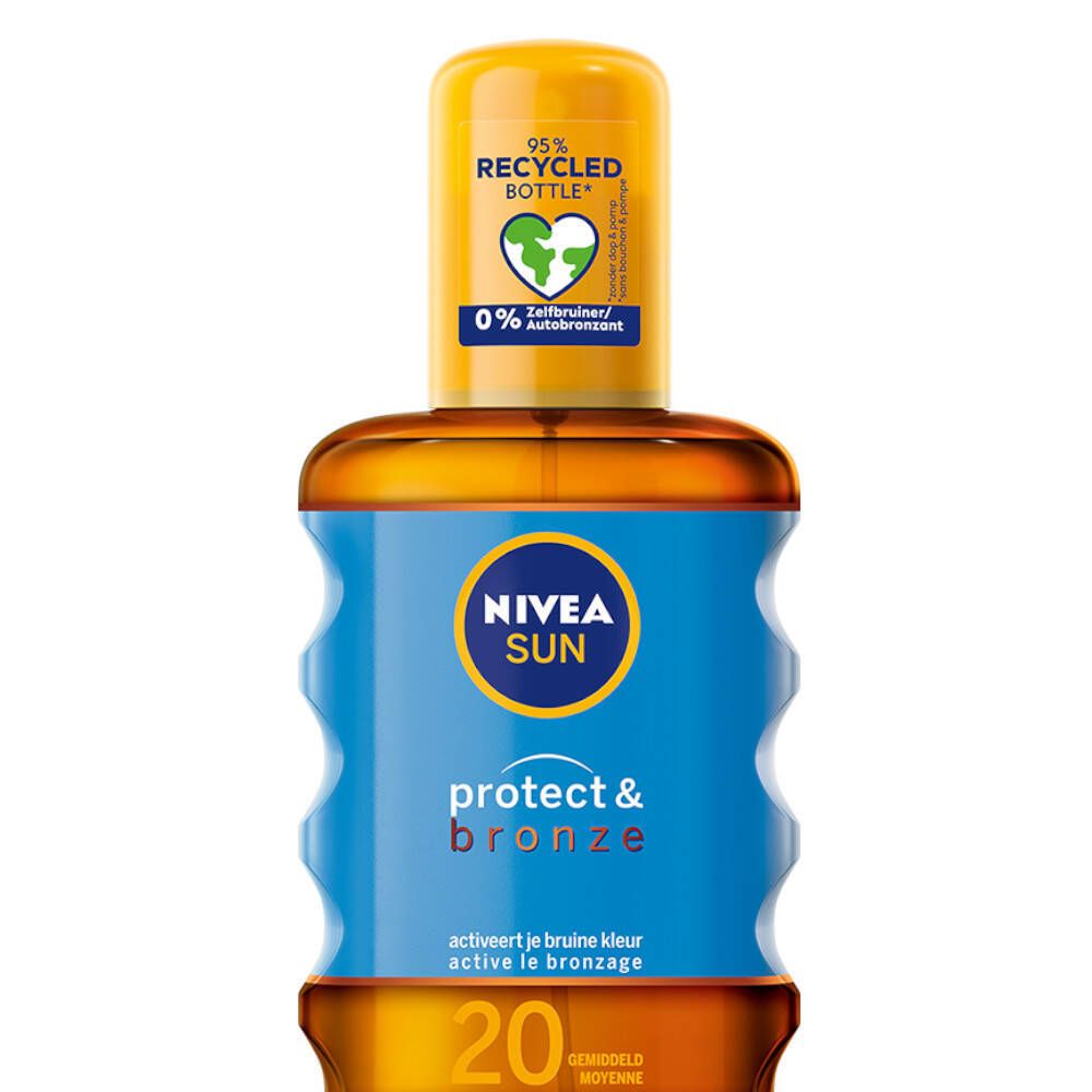 NIVEA Sun Protect & Bronze Spray Solaire SPF 20. Gros plan sur le flacon avec bouchon jaune. Contient 95% de matériaux recyclés.