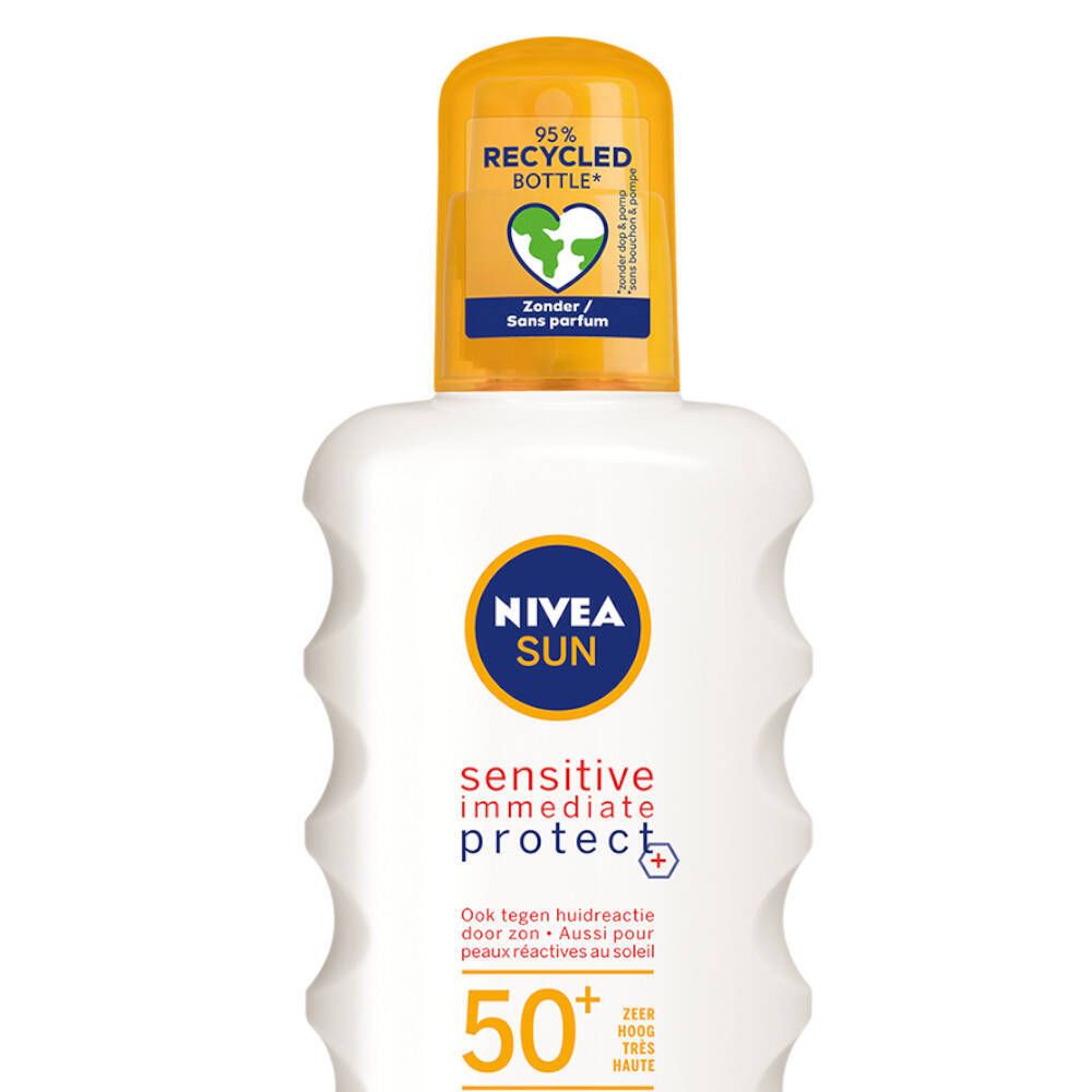 NIVEA Sun Sensitive Spray SPF50+ Flasche. Weiß, mit gelbem Deckel. Aufschrift: Sensitive Immediate Protect. 50+. Zonder/Sans parfum.
