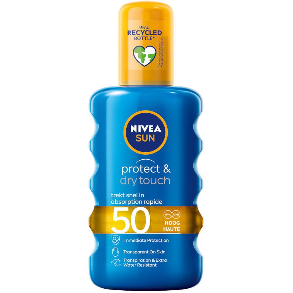 Blauw-gele sprayfles. Opschrift: NIVEA SUN, Protect & Dry Touch, SPF 50. 95% gerecyclede fles.