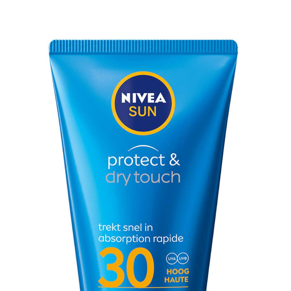 Nahaufnahme der blauen Tube mit NIVEA SUN-Logo. Produktbezeichnung: Protect & Dry Touch. SPF 30. Text in Niederländisch.