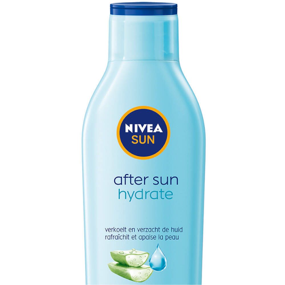 Nahaufnahme der NIVEA SUN After Sun Lotion Flasche. Blau, mit gelbem Logo und blauem Deckel. Text: After Sun hydrate.