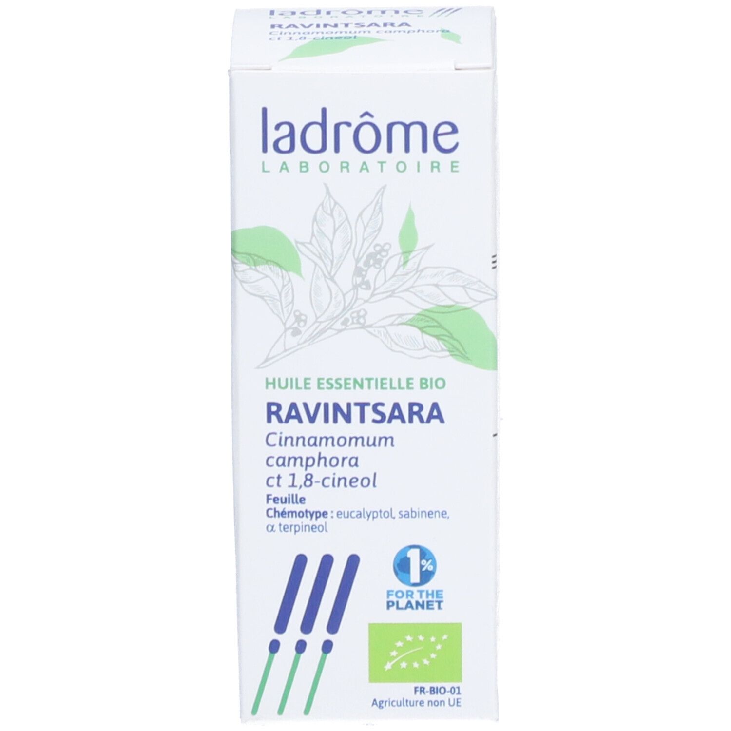 Witte doos met opschrift: Huile Essentielle Bio Ravintsara. Logo en certificering.
