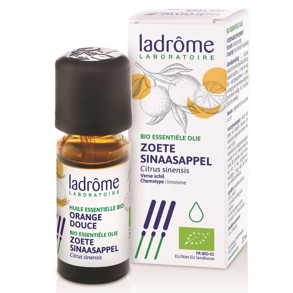 Bruine glazen fles met zwarte dop en witte verpakking. Opschrift: Ladrôme, Orange Douce, Bio.