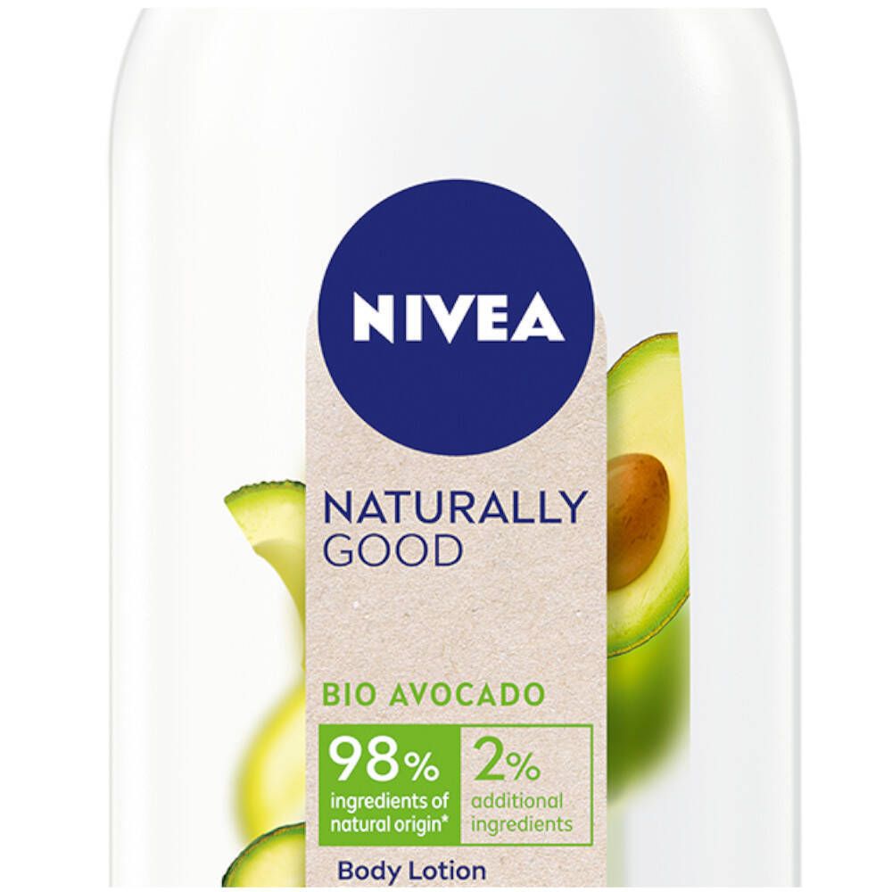 Gros plan de l'étiquette sur la bouteille. NIVEA Naturally Good, Bio Avocado, 98% d'origine naturelle, Body Lotion.