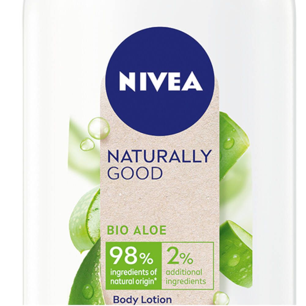 Gros plan sur la bouteille NIVEA Naturally Good. Logo, illustrations d'aloe vera et pourcentage des ingrédients.