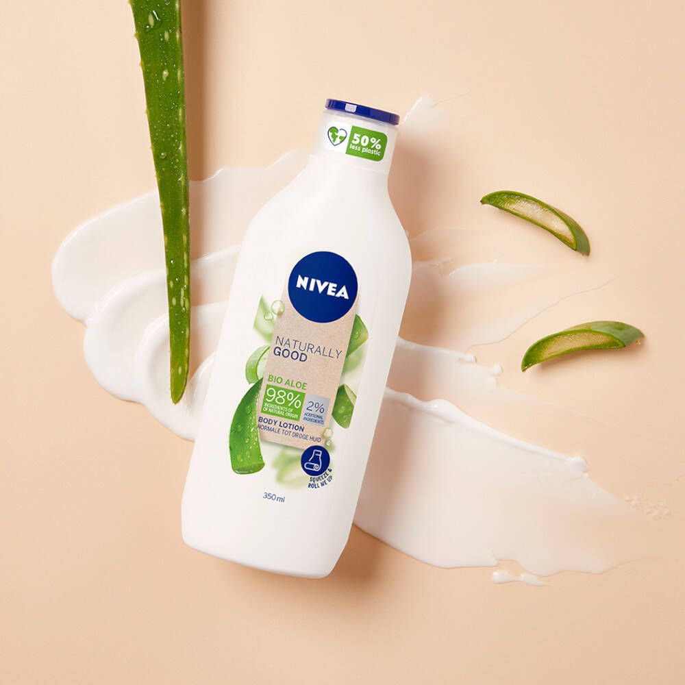 Bouteille NIVEA Naturally Good et feuilles d'aloe vera sur fond crème. Produit et ingrédients.