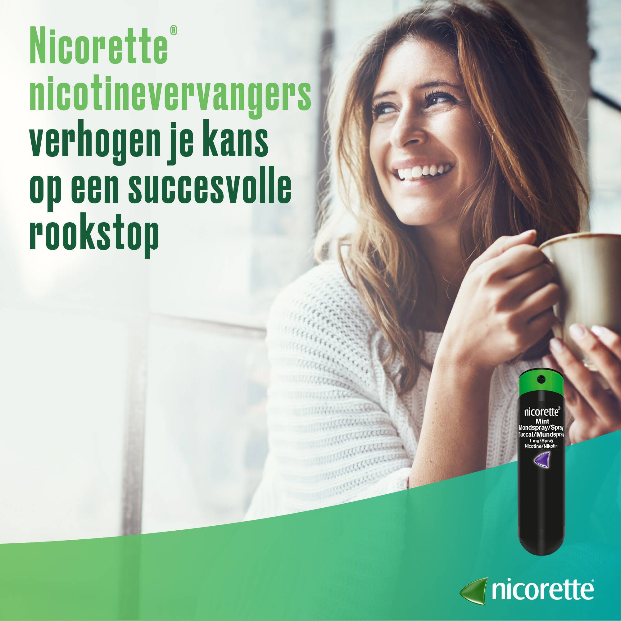 Lachende vrouw met een kopje. Achtergrond met tekst en een Nicorette® Mint sprayflacon.