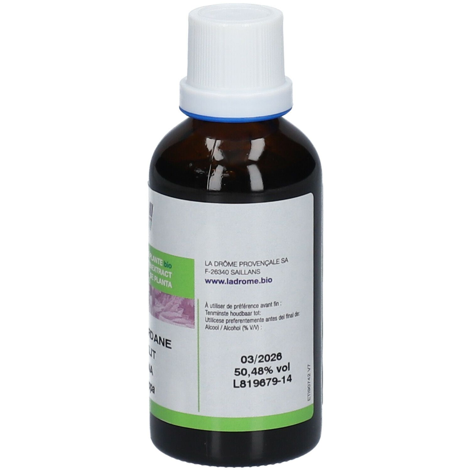 Bruine glazen fles met witte dop. Etiket met productinfo, adres en vervaldatum 03/2026. 50,48% vol.