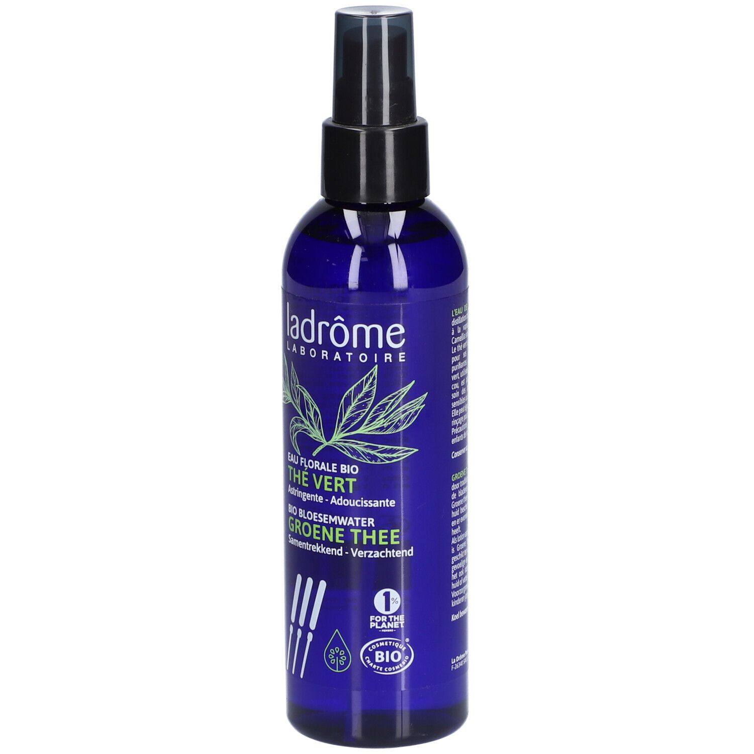Blauwe spuitfles met zwarte spuitkop. Opschrift: ladrôme LABORATOIRE, Eau Florale Bio Thé Vert, Bio Bloesemwater Groene Thee.