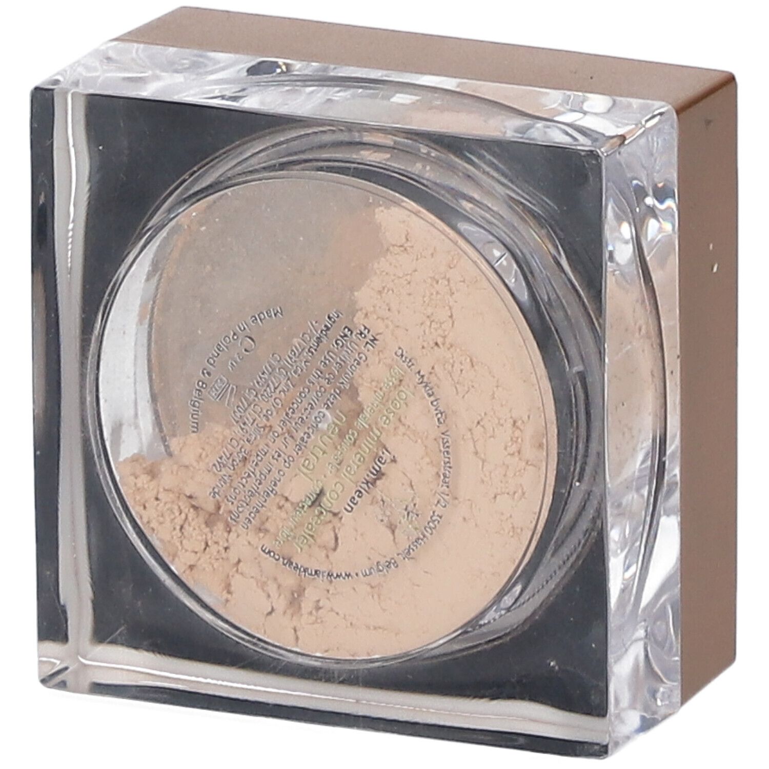 Quadratischer, klarer Behälter, geöffnet. Concealer-Puder sichtbar. Auf dem Deckel: Produktinformationen.