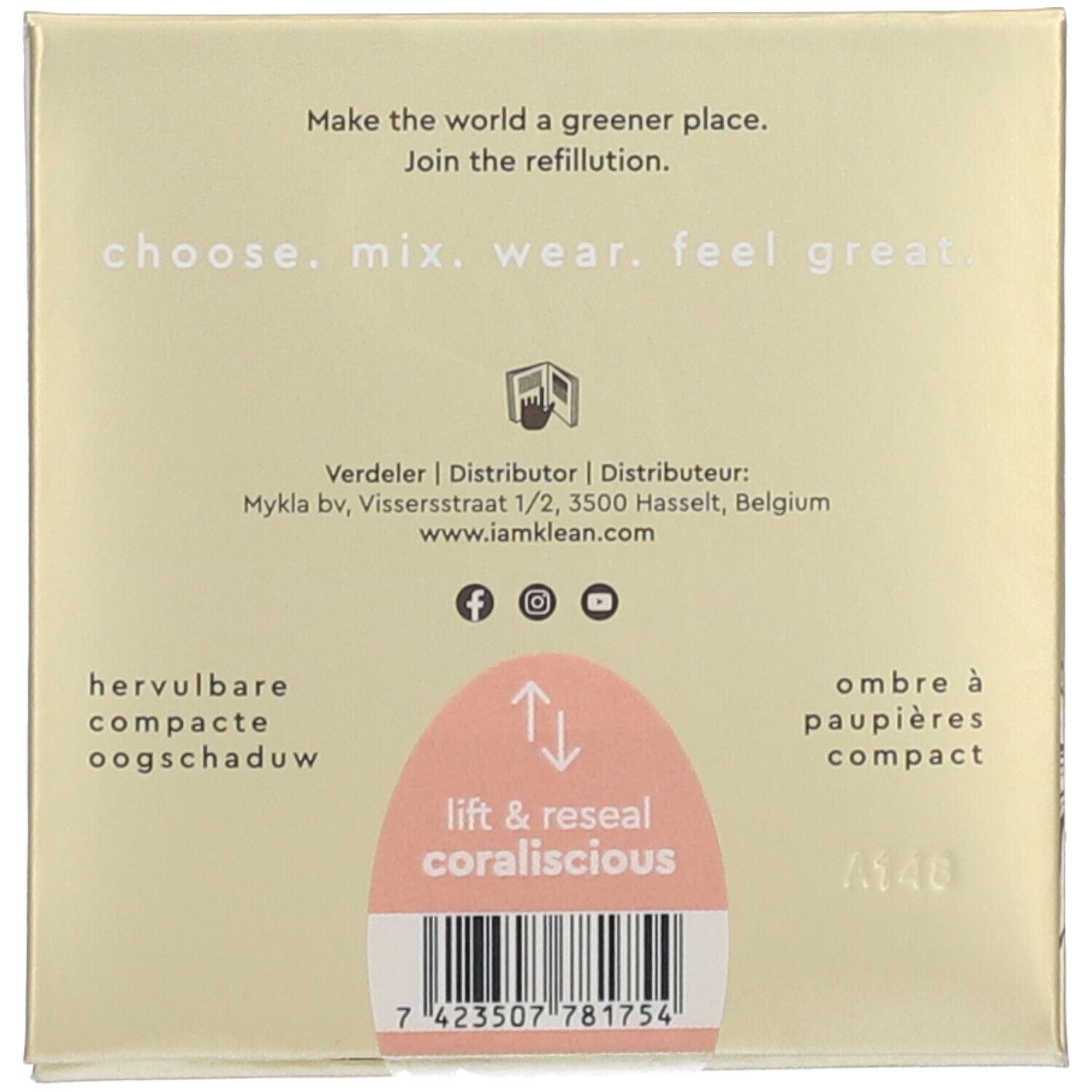 Achterkant van de verpakking met tekst en barcode. Opschrift: choose. mix. wear. feel great. Hervulbare compacte oogschaduw, ombre à paupières compact.