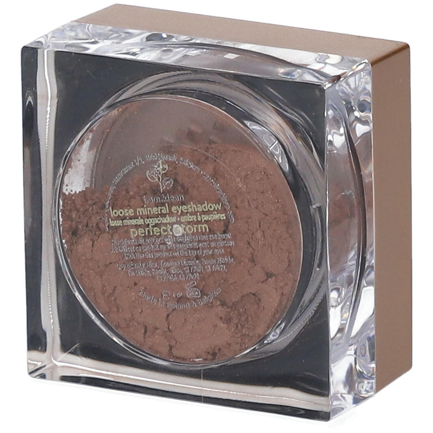 Vierkante doos met bruine oogschaduw. Op etiket: 'loose mineral eyeshadow perfect storm' en andere informatie.