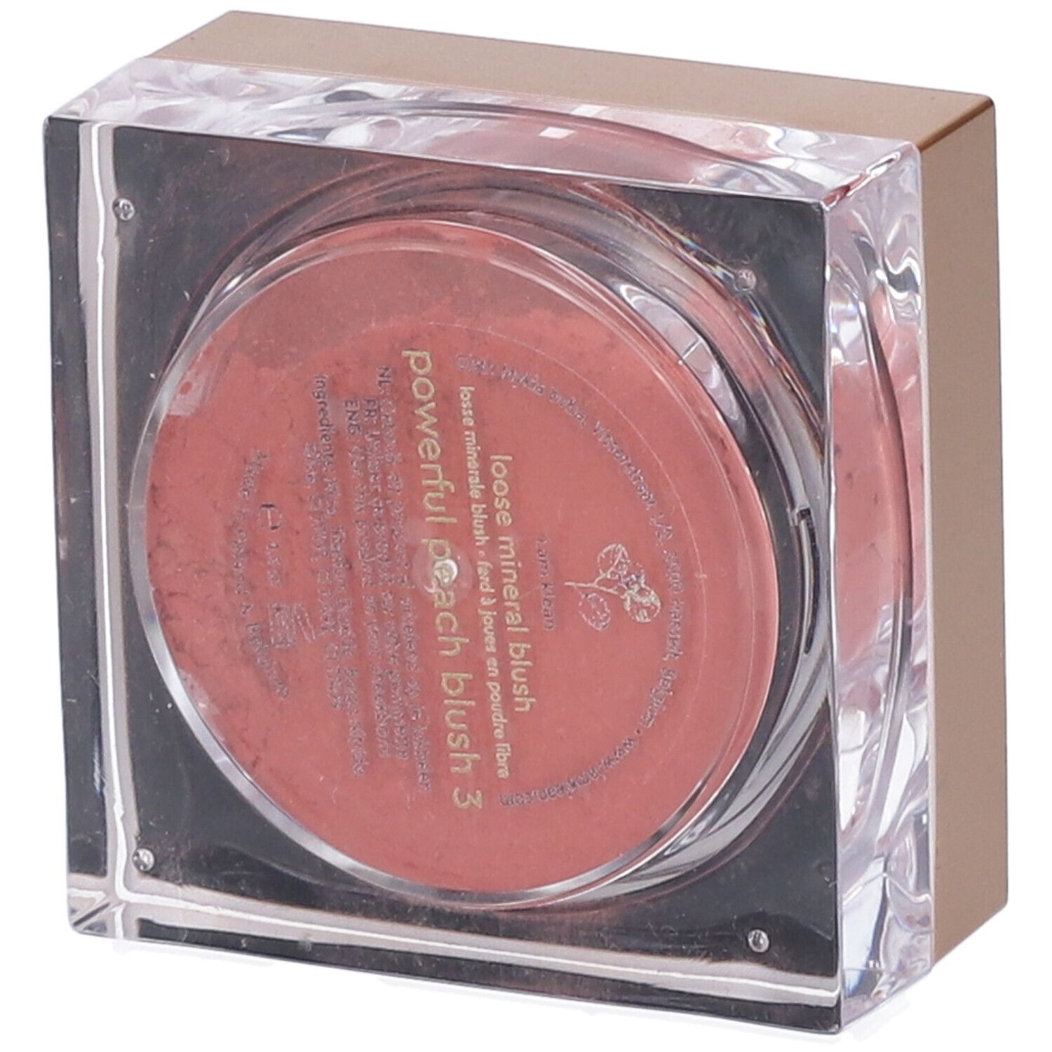 Quadratischer Kosmetikbehälter mit transparentem Gehäuse. Inhalt: rosafarbenes Puder. Aufschrift: loose mineral blush powerful peach blush 3.