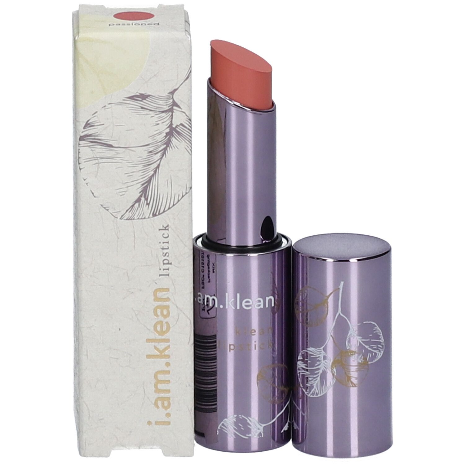 Lippenstift mit geöffneter Hülse und Verpackung. Rosa Lippenstiftstift, silberne Hülse mit floralem Muster und Schriftzug. Verpackung daneben.