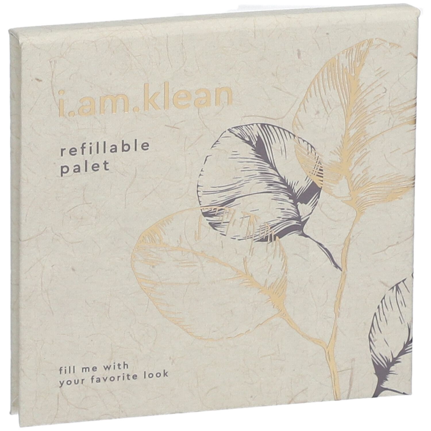 Vierkante, crèmekleurige verpakking met opdruk. Opschrift: i.am.klean, refillable palet. Illustratie van bladeren. Tekst: fill me with your favorite look.