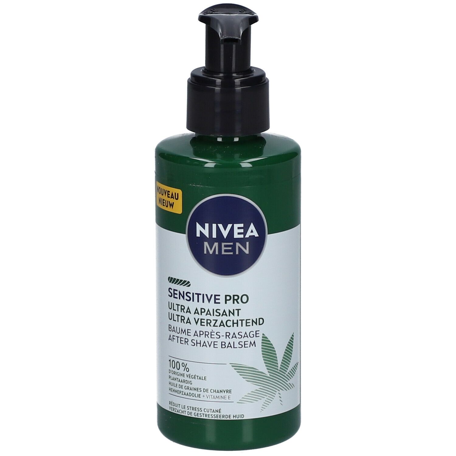 Groene fles met zwarte pomp. Opschrift: NIVEA MEN Sensitive Pro. Bevat hennepzaadolie. Met label 'Nouveau'.