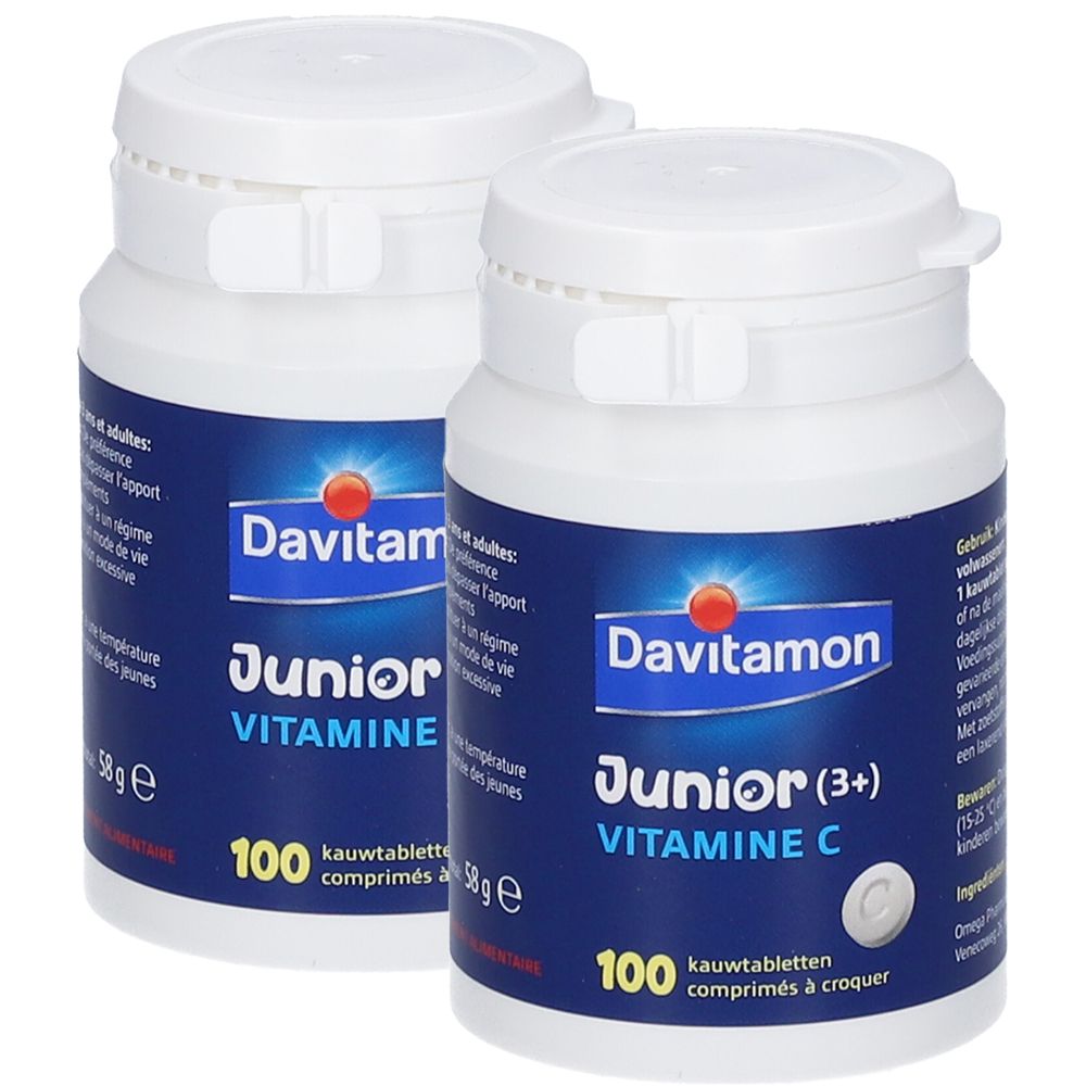 Zwei weiße Flaschen mit blauen Etiketten. Auf den Etiketten steht "Davitamon Junior Vitamine C" und "100 Kautabletten".