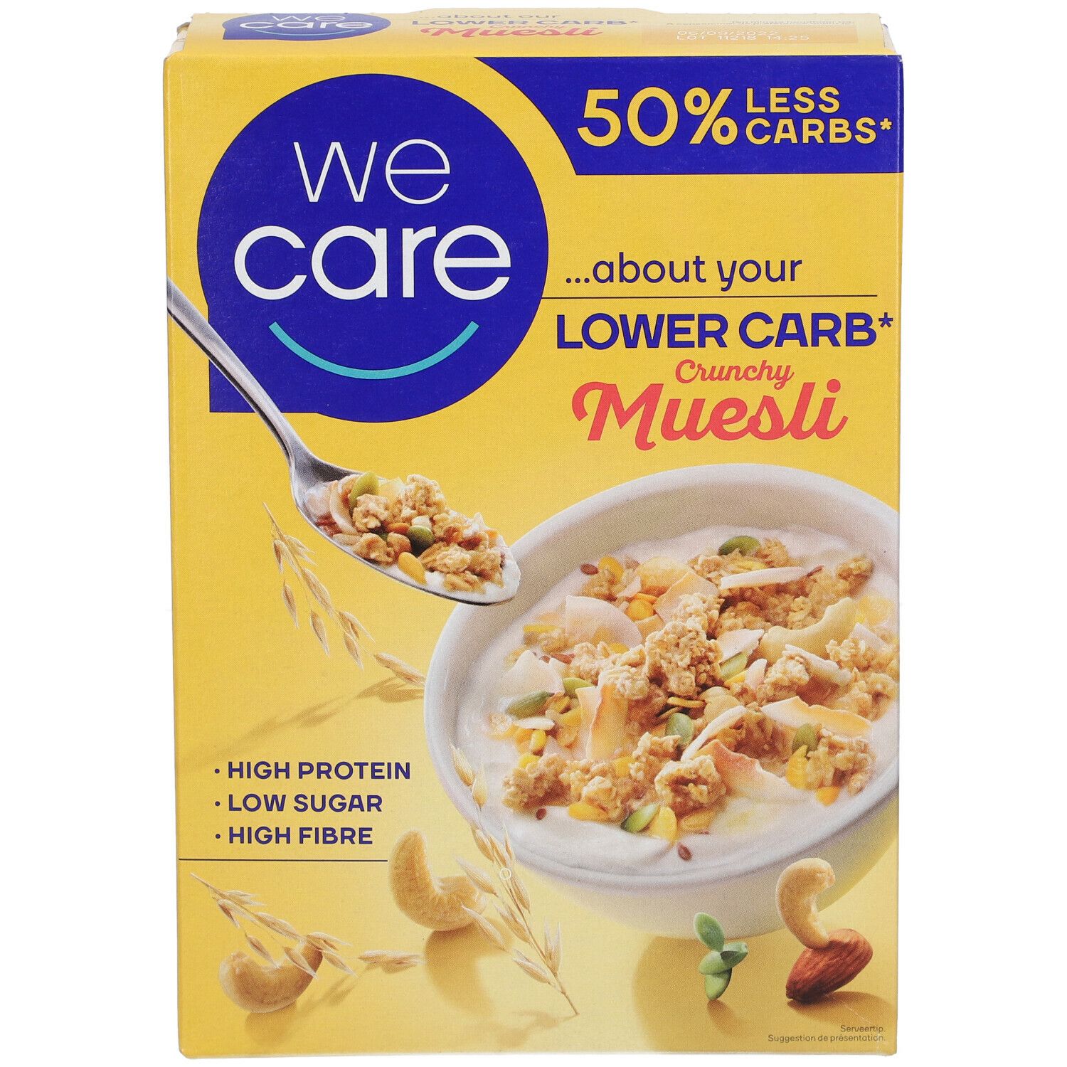 Gele doos "We Care Crunchy Muesli". Tekst: "50% minder koolhydraten". Afbeelding van muesli in een kom met lepel.