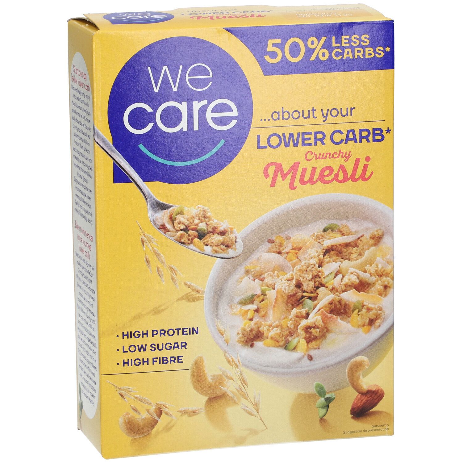 Gele doos "We Care Crunchy Muesli". Tekst: "50% minder koolhydraten". Afbeelding van muesli in een kom met lepel.
