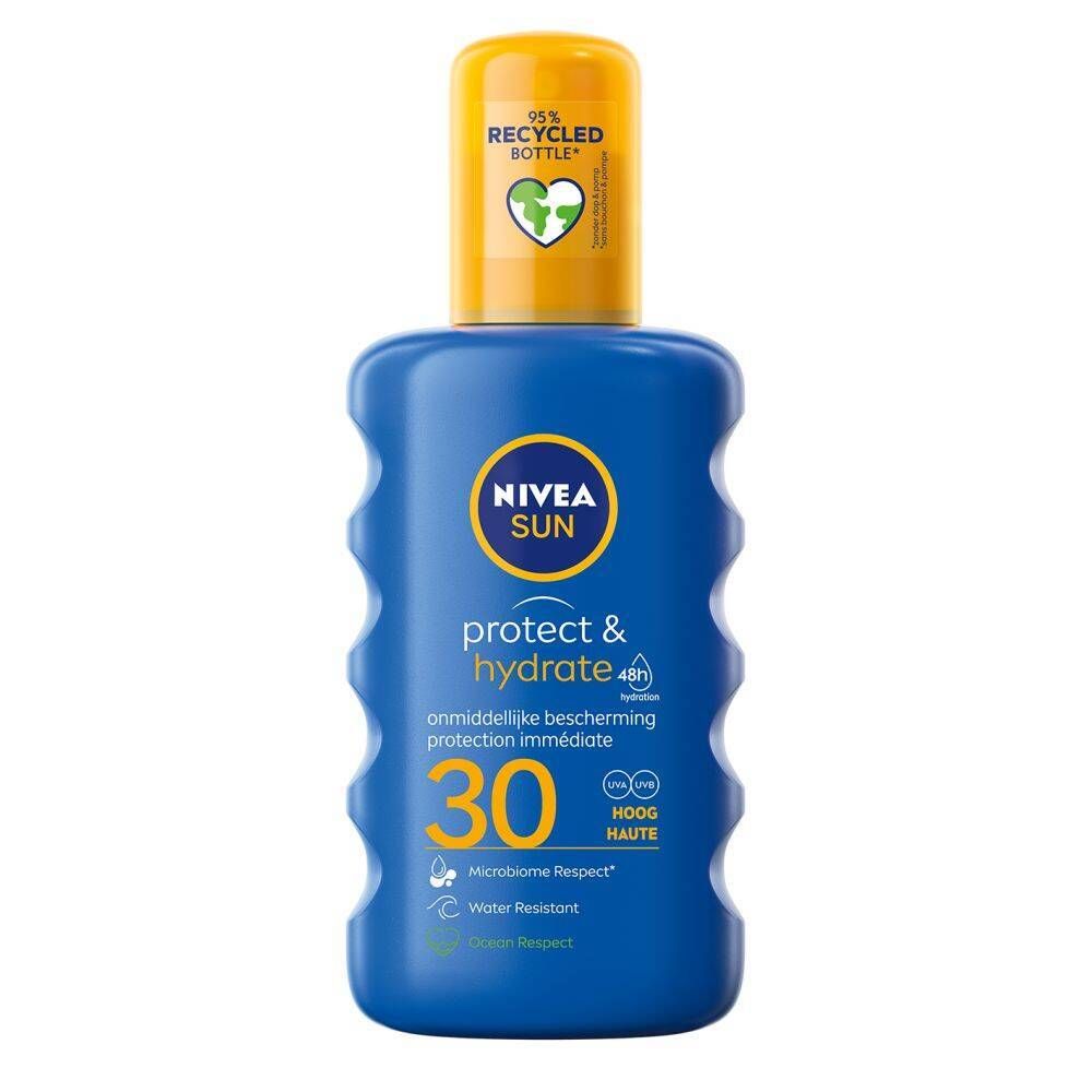 Blauwe NIVEA Sun Protect & Hydrate SPF30-sprayfles met gele dop. Bevat 95% gerecyclede fles. Tekst: bescherming, 30, waterbestendig.