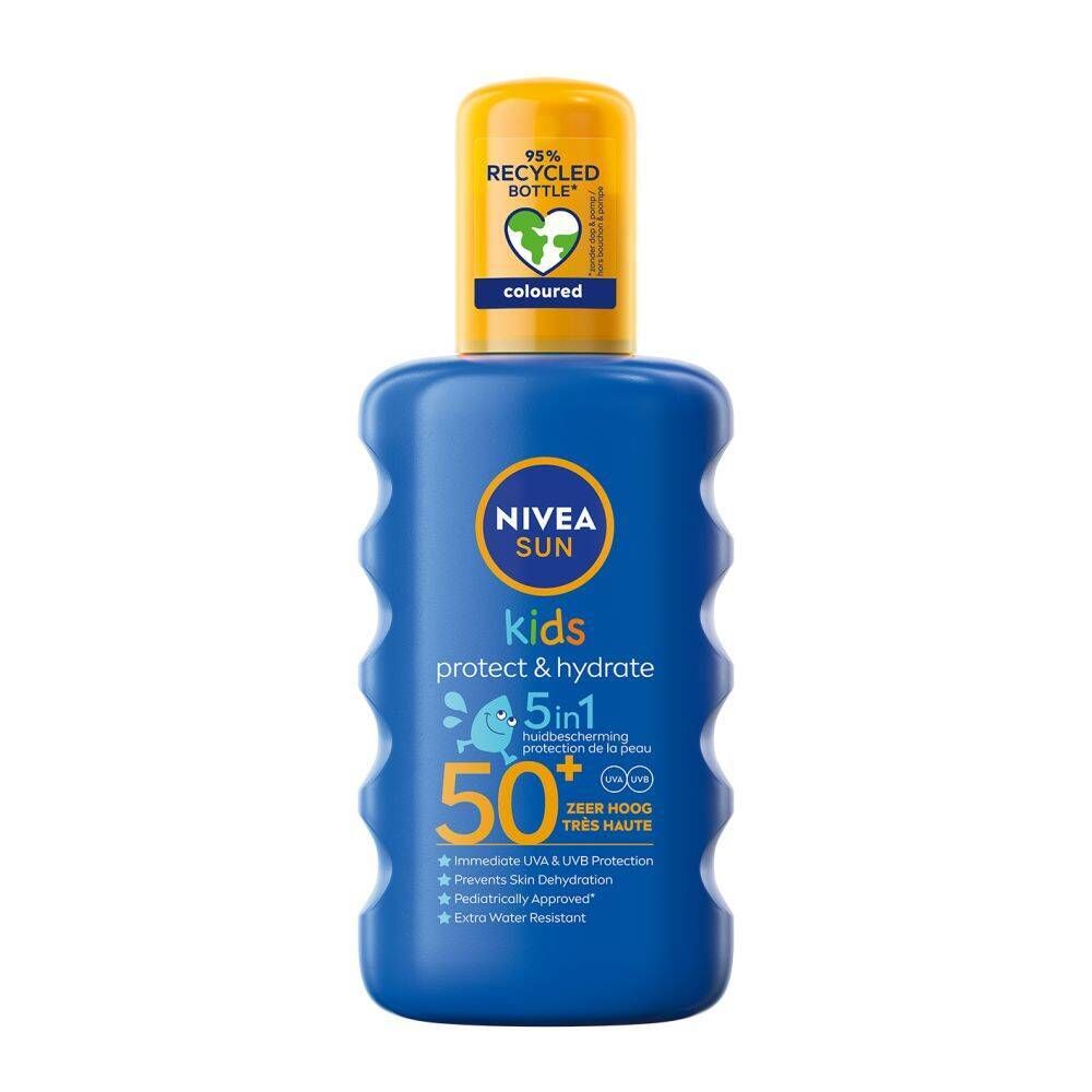 Blauwe zonnebrandsprayfles met gele dop. Bevat NIVEA SUN Kids Protect & Hydrate 5 in 1. SPF 50+.
