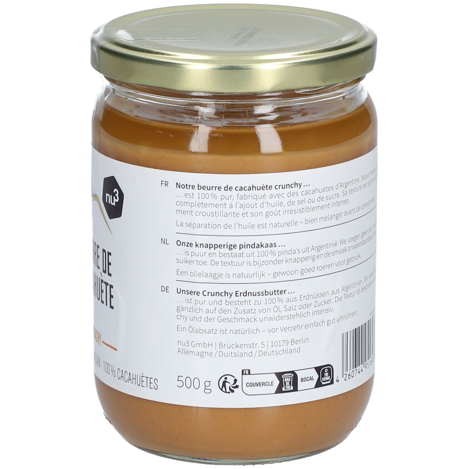 Glas mit Erdnussbutter. Etikett mit Produktbezeichnung, Logo und Abbildung einer Erdnuss. Deckel aus Metall.