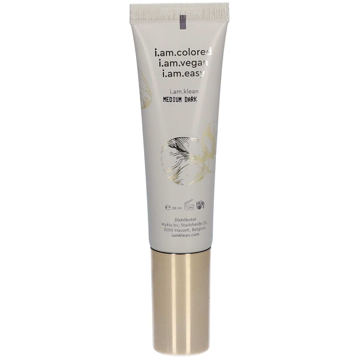 Witte tube BB cream met gouden dop. Opschrift: i.am.klean, Medium Dark. Met bloemmotief.