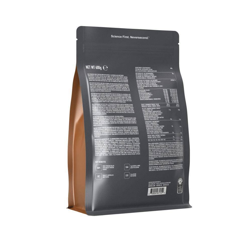 Achterkant van de eiwitpoeder drankmix. Tekst en voedingswaarde-informatie op grijze achtergrond. Netto gewicht 600g. Met certificeringen.