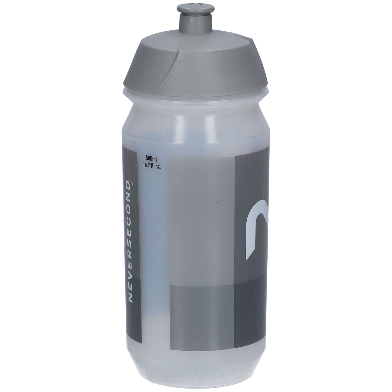 Gourde grise avec logo Neversecond. La gourde a un bouchon gris et un autocollant gris avec le logo.