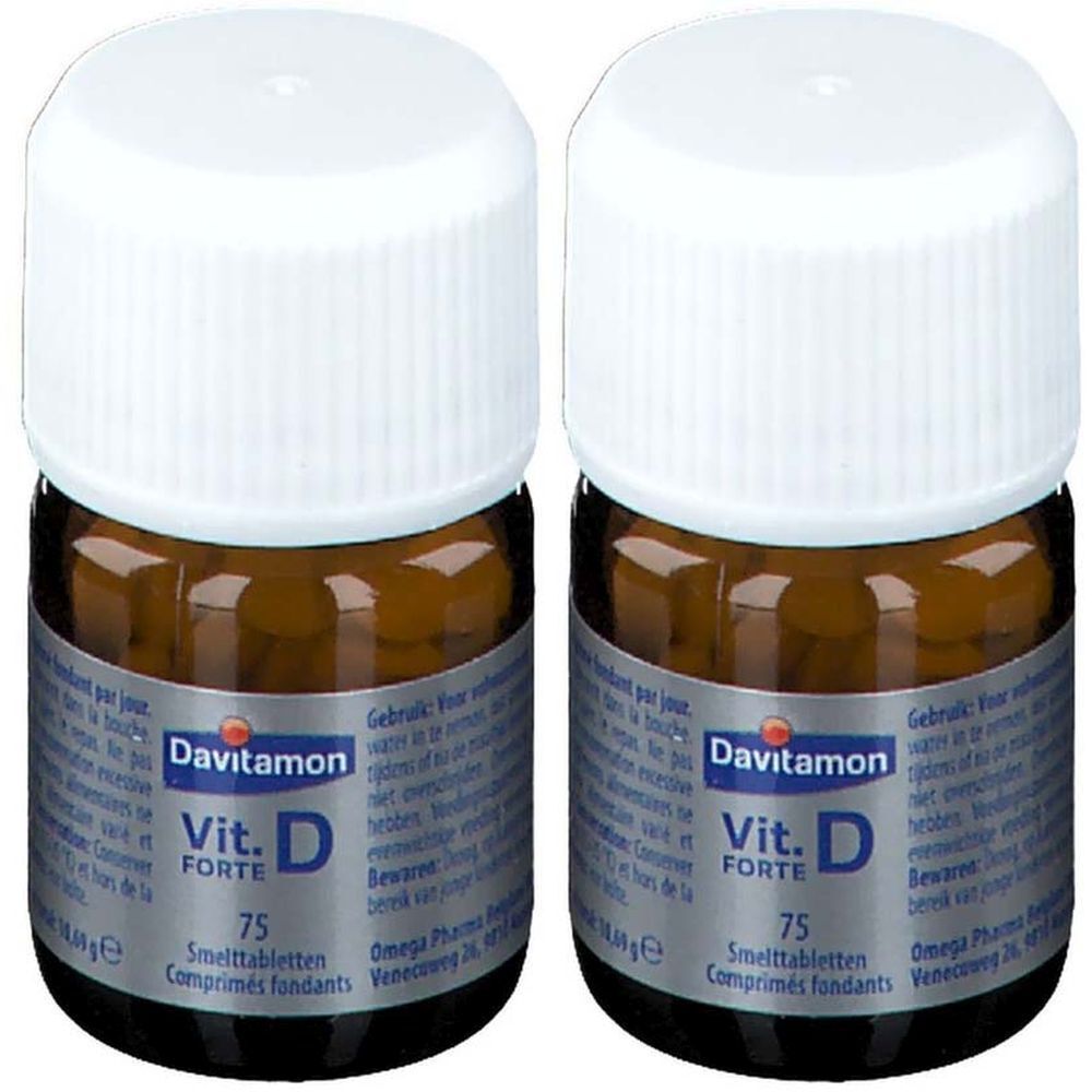 Twee flessen Davitamon Vit. D Forte. Bruine glazen flessen met witte doppen. Opschrift: Vit. D Forte, 75 smelttabletten.