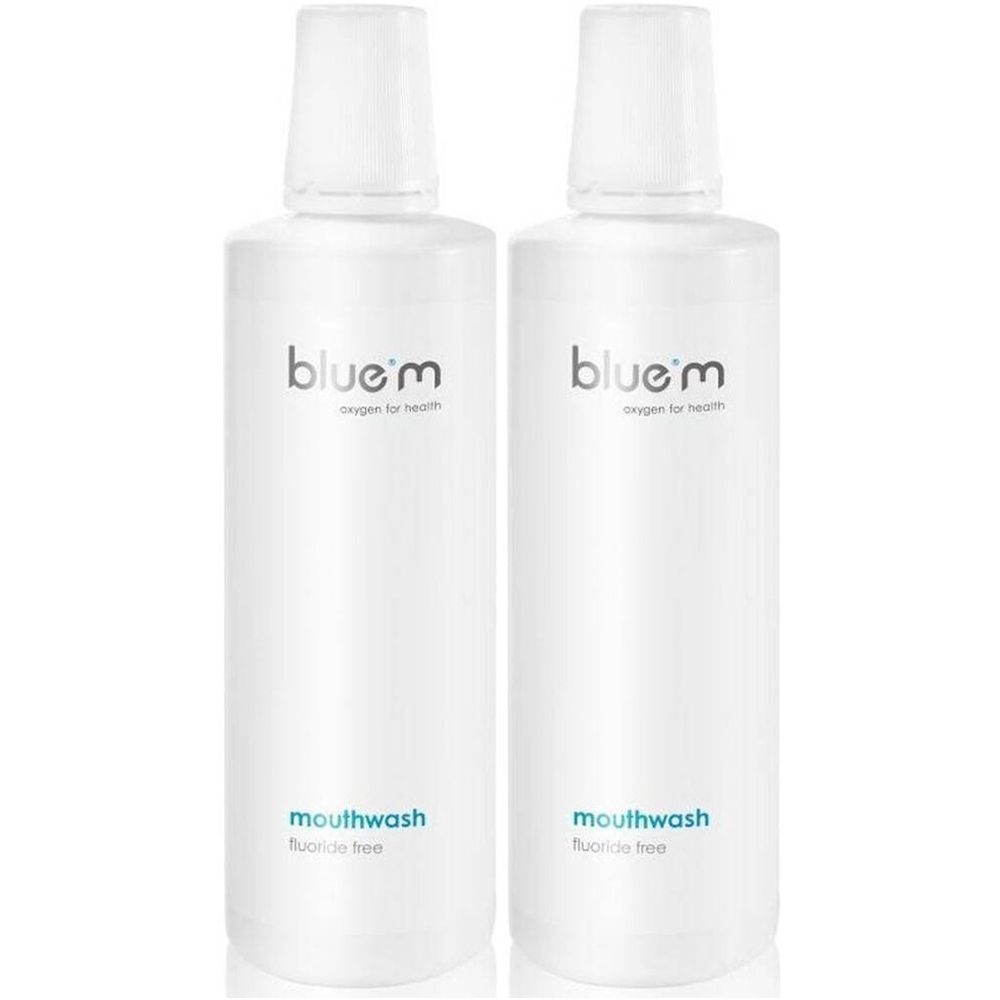 Zwei weiße Flaschen mit blauem Etikett. Aufschrift: blue®m, oxygen for health, Mundwasser, fluoridfrei.