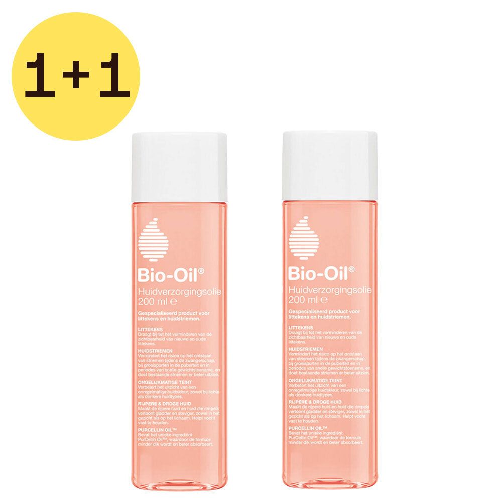 Twee flessen Bio-Oil huidverzorgingsolie. Gele cirkel met 1+1. Witte doppen, roze vloeistof, etiketten met tekst.