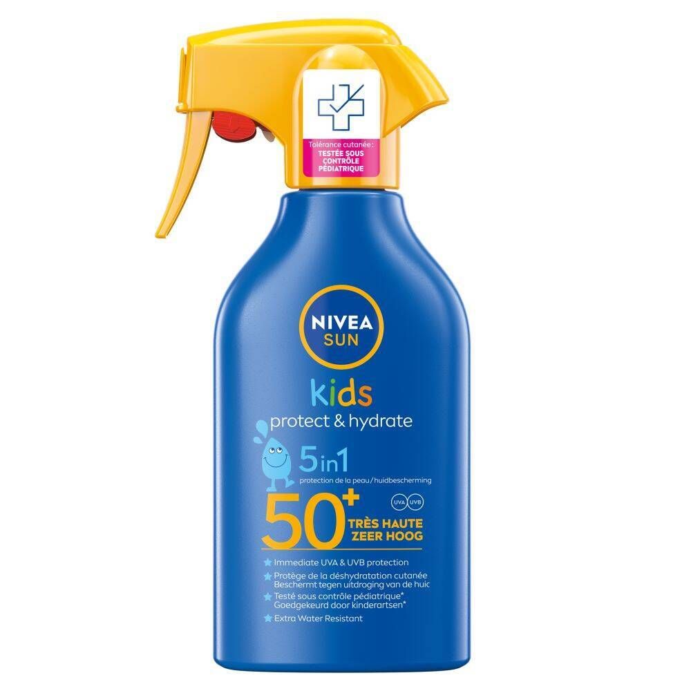 Blauwe sprayfles met gele sproeikop. Opschrift: NIVEA SUN kids protect & hydrate 5 in 1 UV protection 50+. Roze sticker: Testé sous contrôle pédiatrique.
