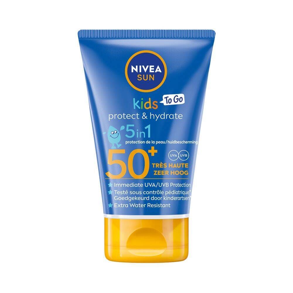 Tube bleu avec bouchon jaune. Inscription : NIVEA SUN Kids, protect & hydrate, 5in1, SPF50+. Très haute protection.