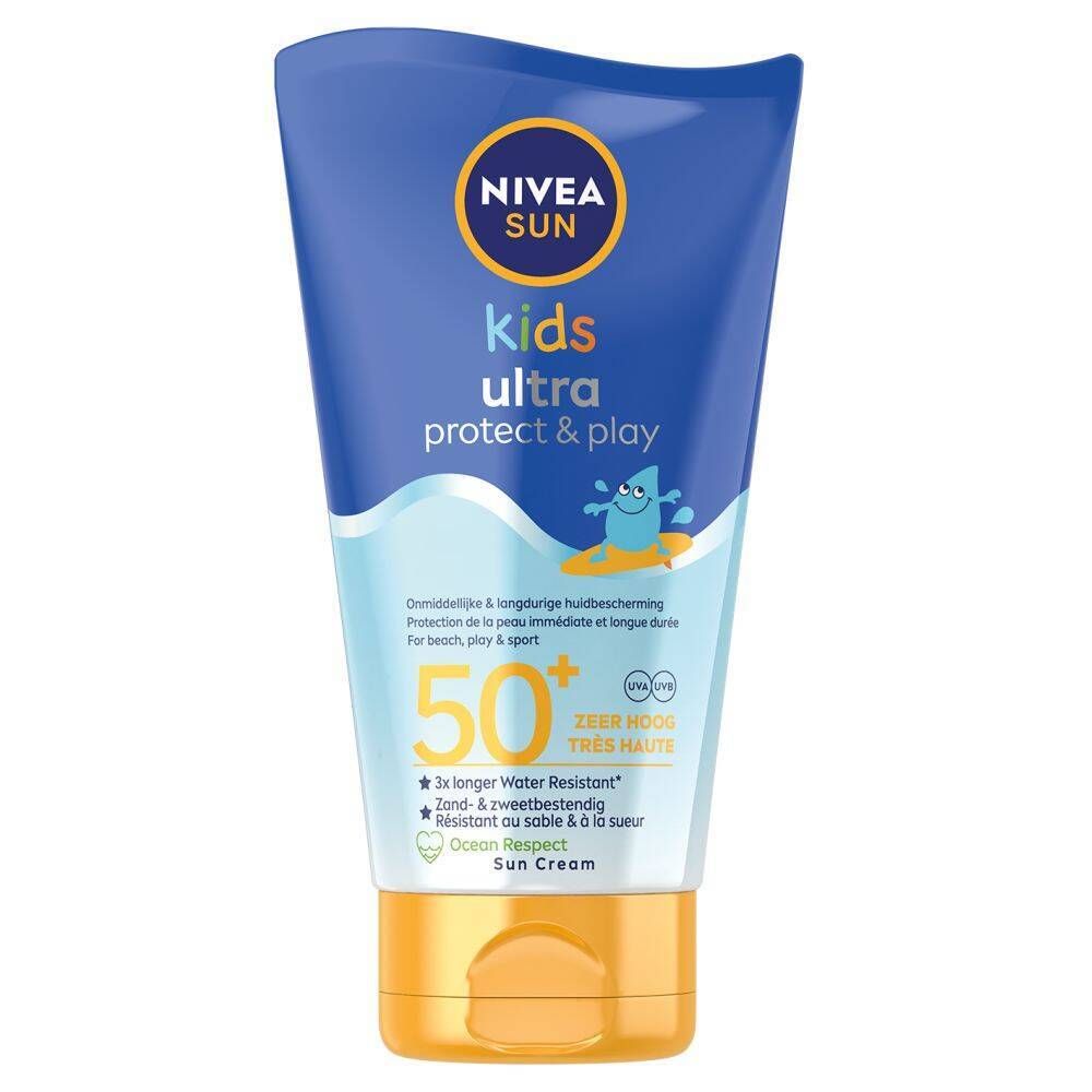 Tube bleue et bouchon jaune. Inscription: NIVEA SUN Kids Ultra protect & play SPF50+. Illustration enfant dans l'eau.