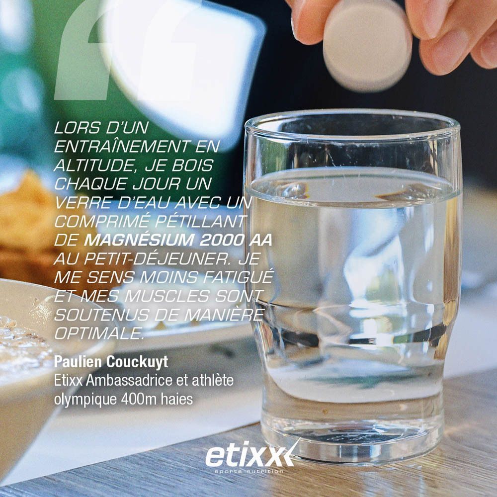 Verre d'eau avec comprimé Etixx Magnésium 2000 AA. Citation de Paulien Couckuyt, ambassadrice Etixx et athlète olympique.