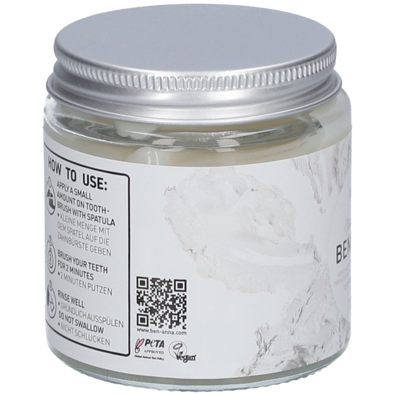 Rückseite des Zahnpasta-Glases. Aufkleber mit Anwendungshinweisen, QR-Code und Zertifizierungen.