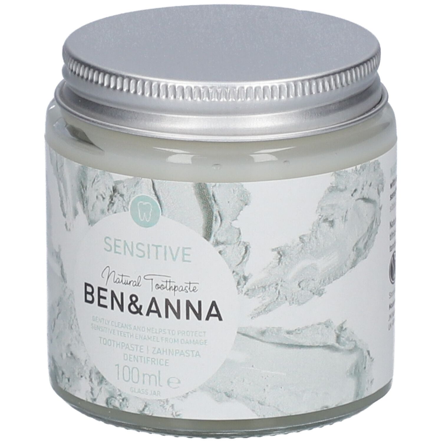 Dentifrice en pot de verre avec bouchon à vis. Inscription : Ben & Anna, Sensitive, Natural Toothpaste, 100ml.