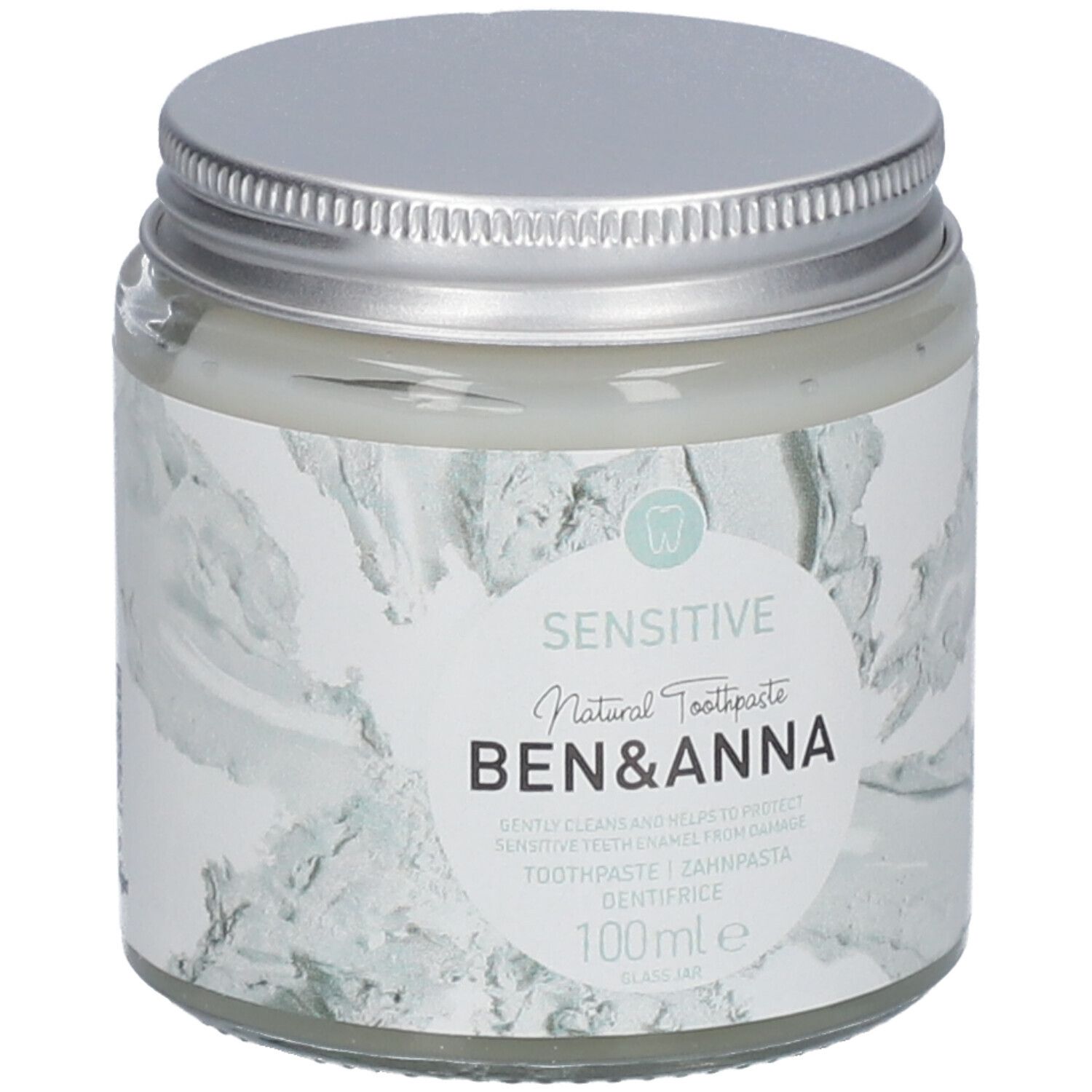 Dentifrice en pot de verre avec bouchon à vis. Inscription : Ben & Anna, Sensitive, Natural Toothpaste, 100ml.