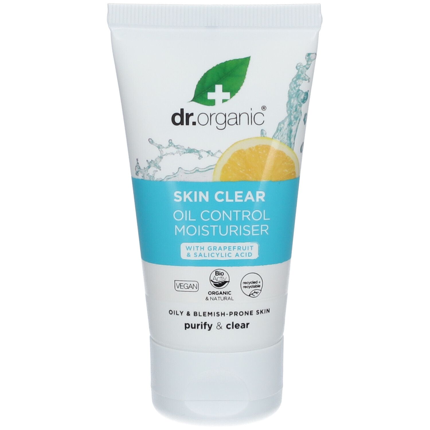 Tube blanche avec bande bleue et nom du produit. Logo: feuille verte et croix. Texte: Skin Clear Oil Control Moisturiser. Label vegan.
