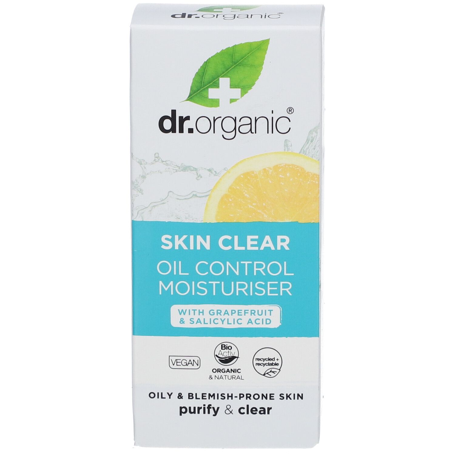 Emballage du produit. Blanc avec bande bleue. Logo: feuille verte et croix. Texte: Skin Clear Oil Control Moisturiser. Label vegan.