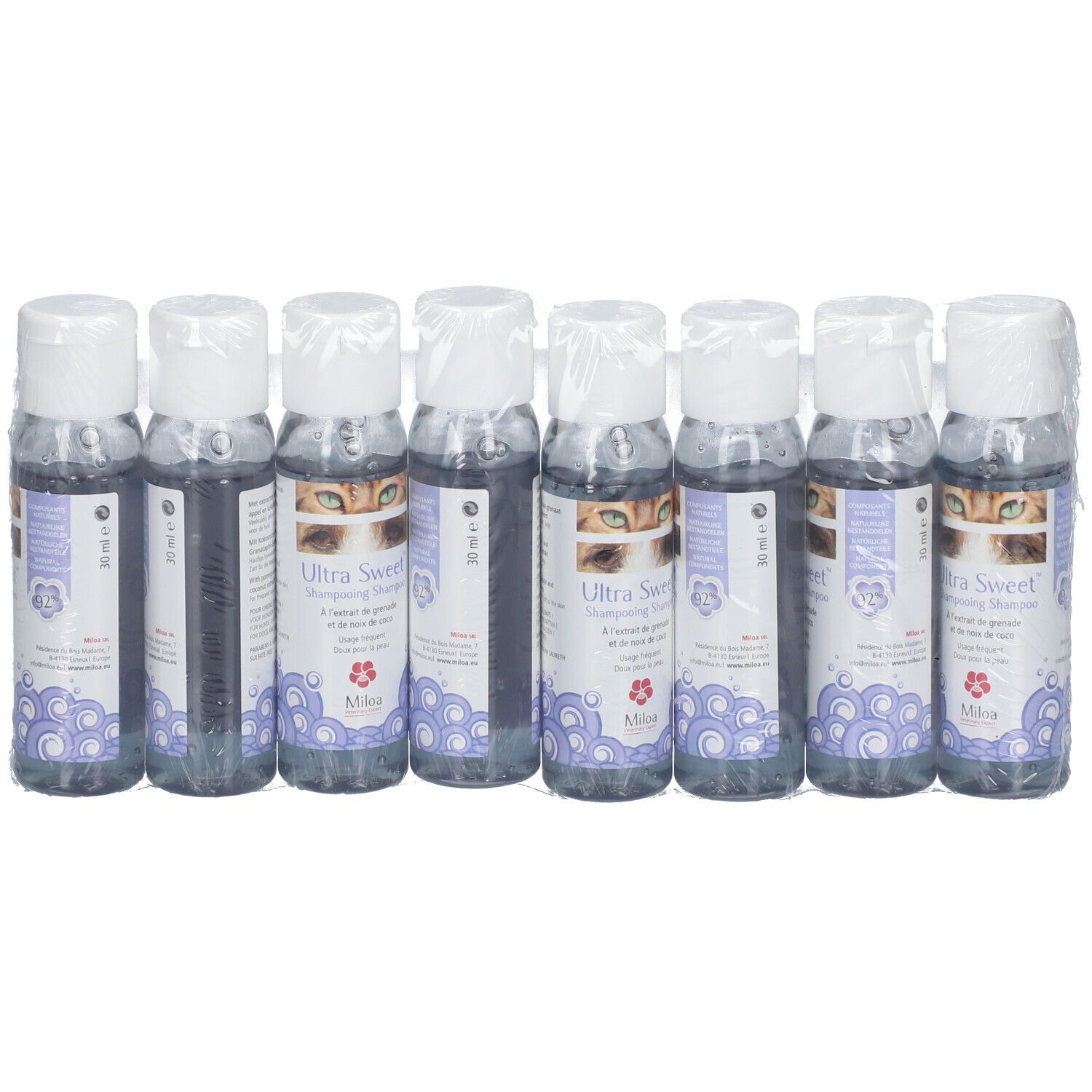 Acht Flaschen Miloa Ultra Sweet™ in Folie verpackt. Etiketten mit Produktnamen, Augenmotiv und floralem Muster.