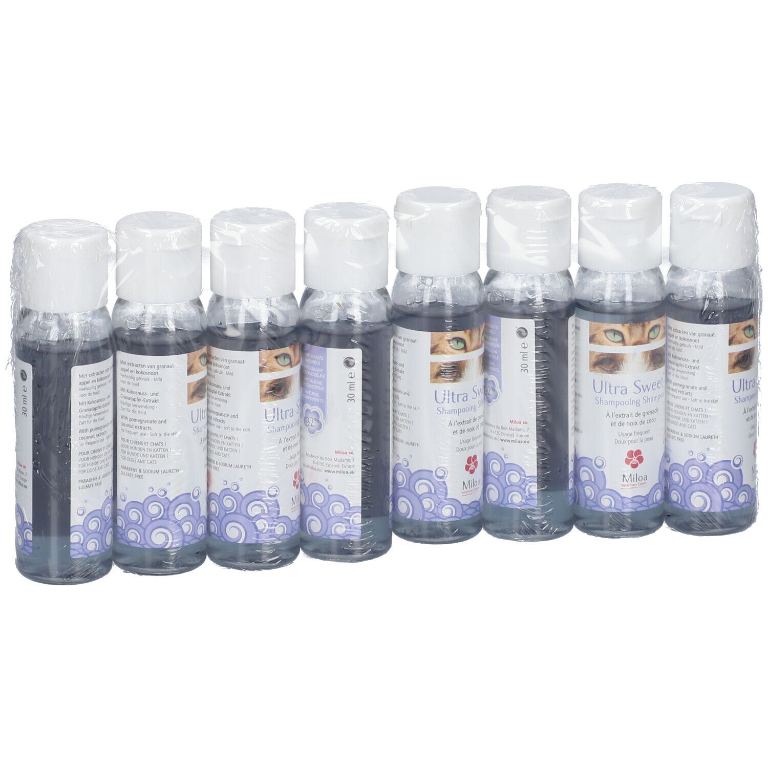 Acht Flaschen Miloa Ultra Sweet™ in Folie verpackt. Etiketten mit Produktnamen, Augenmotiv und floralem Muster.