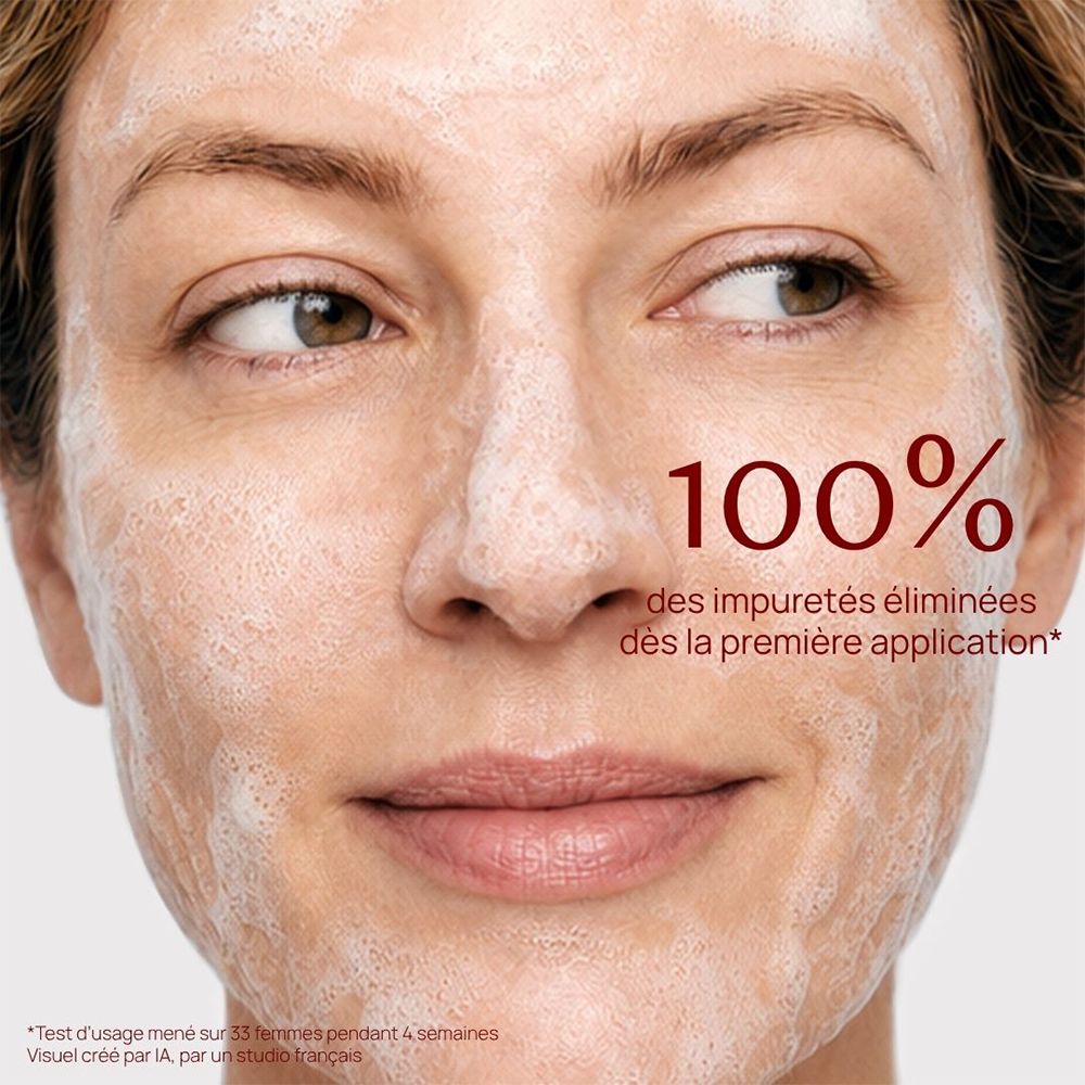 Frauengesicht mit Reinigungsschaum und Text "100% der Unreinheiten beseitigt".